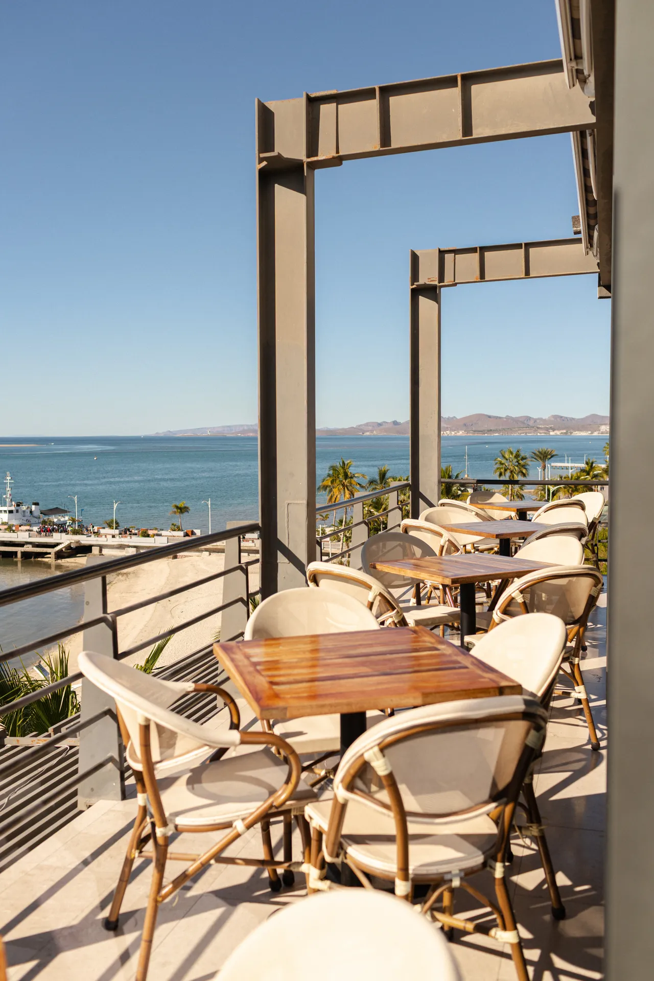 Terraza con vista al mar - Hoteles Seven Crown