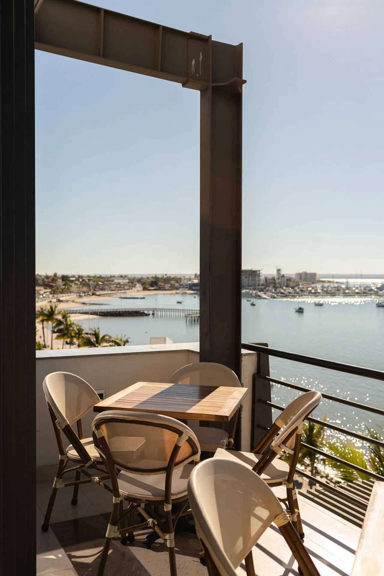 Restaurante Quinto Piso con vista a la bahía - Hoteles Seven Crown